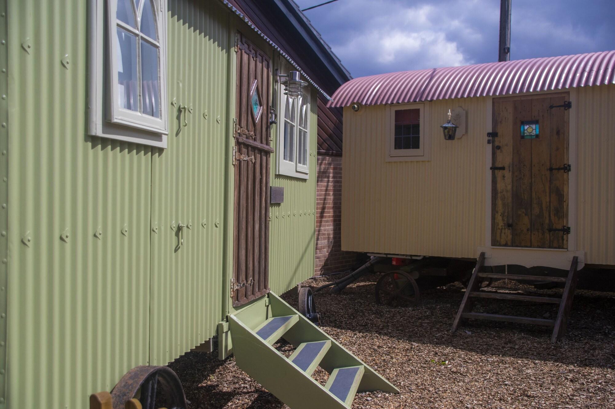 Stonehenge Inn & Shepherd'S Huts Bulford Exterior foto